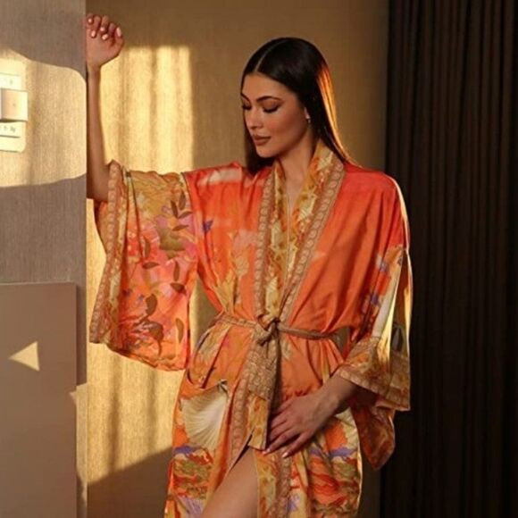 RESTOCKED - kimono robe - Picture 1 of 3
